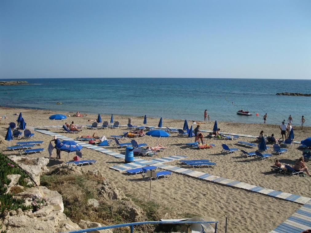 Limnaria Gardens Two Bedroom Apartment With Balcony Paphos Kültér fotó